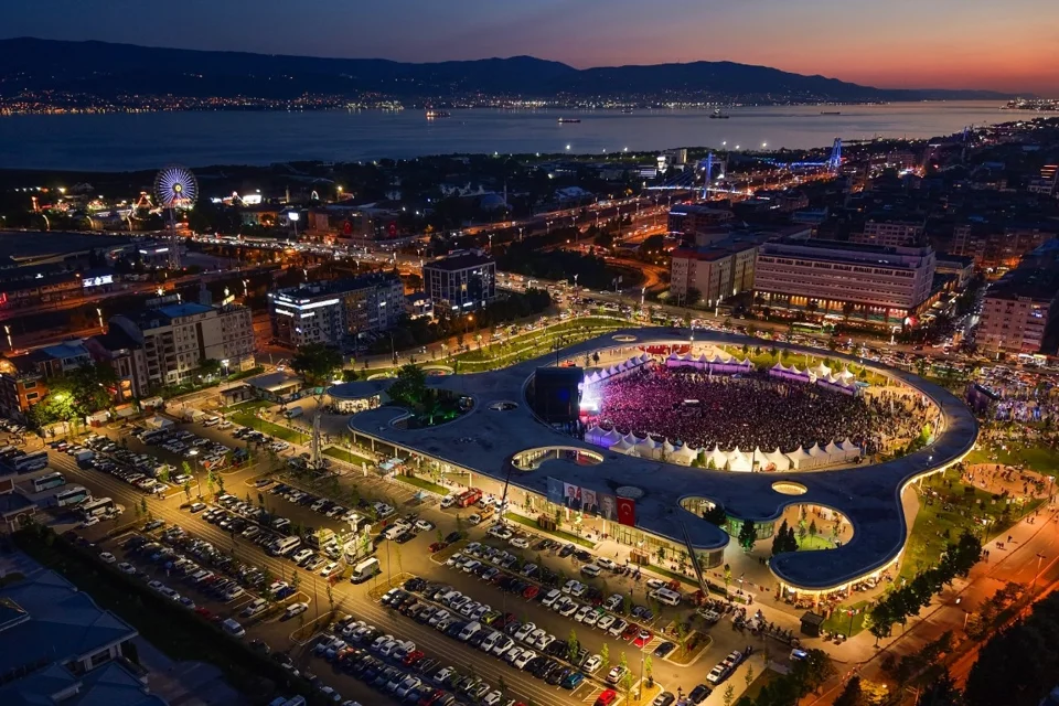 Kocaeli'de Yaz Akşamları Milli İrade Meydanı'nda Canlanıyor: Konserler ve Sinema Gösterileri Başlıyor
