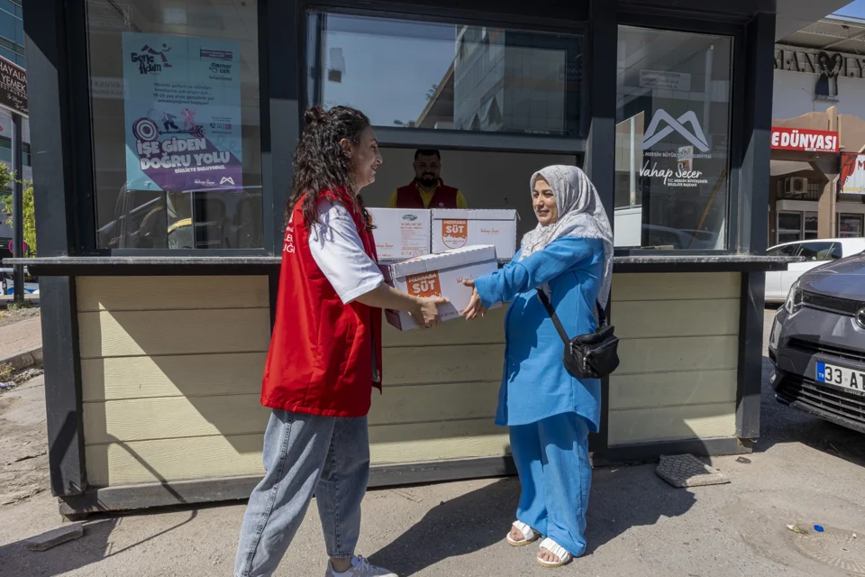 Mersin'de Anne Adaylarına Ücretsiz Süt Desteği Devam Ediyor: 98 Bin Paket Dağıtıldı