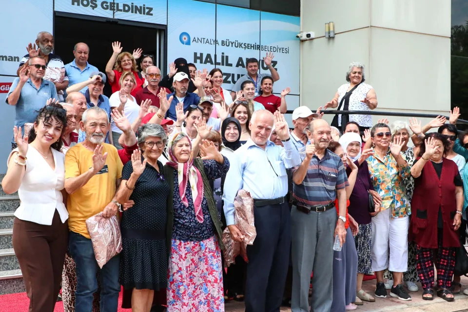 Antalya'da Babalar Günü Etkinliği: Huzurevi Sakinleri ve Kadınlarla Duygu Dolu Buluşma