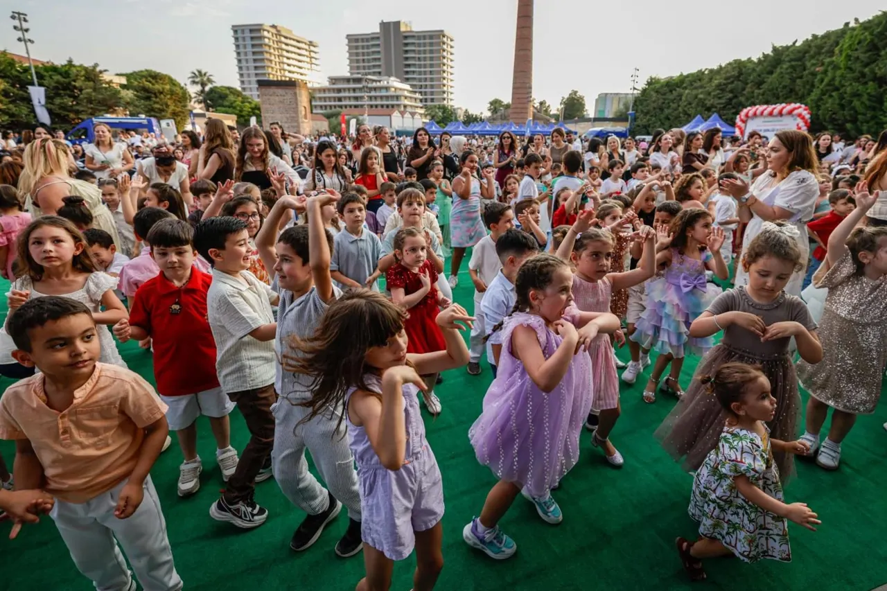 İzmir'de Çocuklara Yıl Sonu Şenliğiyle Moral