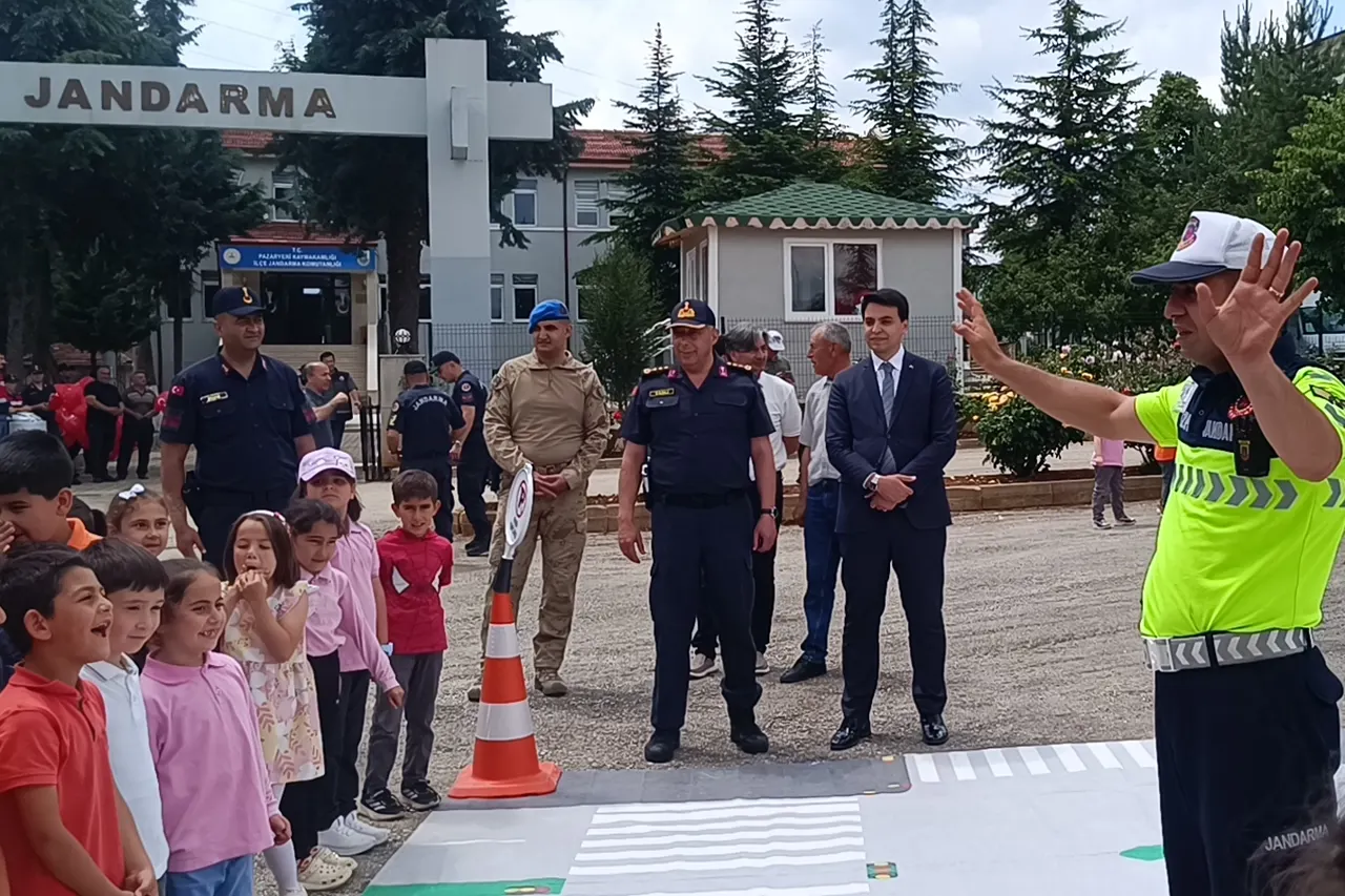 Bilecik Pazaryeri'nde Öğrenciler Jandarma ile Buluştu