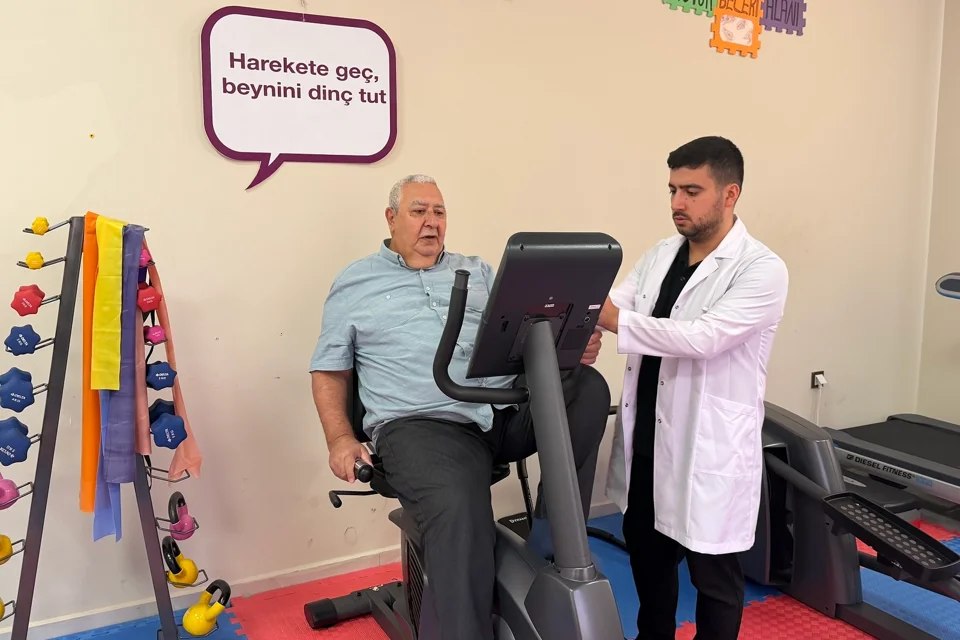 Alzheimer Hastası Mehmet Dayak, Gaziantep'teki Merkezde Hayata Yeniden Tutundu
