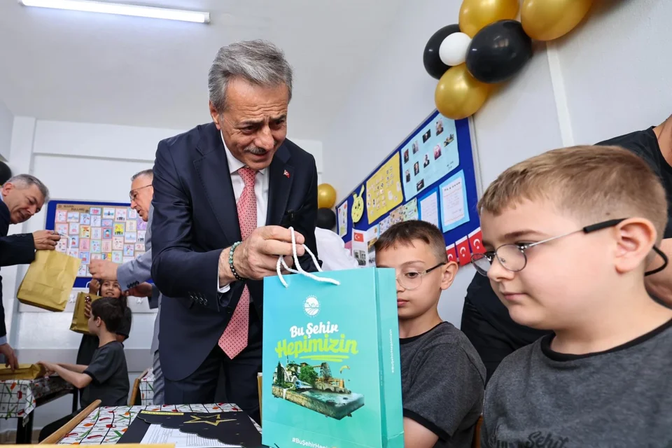 Sakarya'da Karneler Dağıtıldı, Öğrenciler Tatil Sevinci Yaşadı