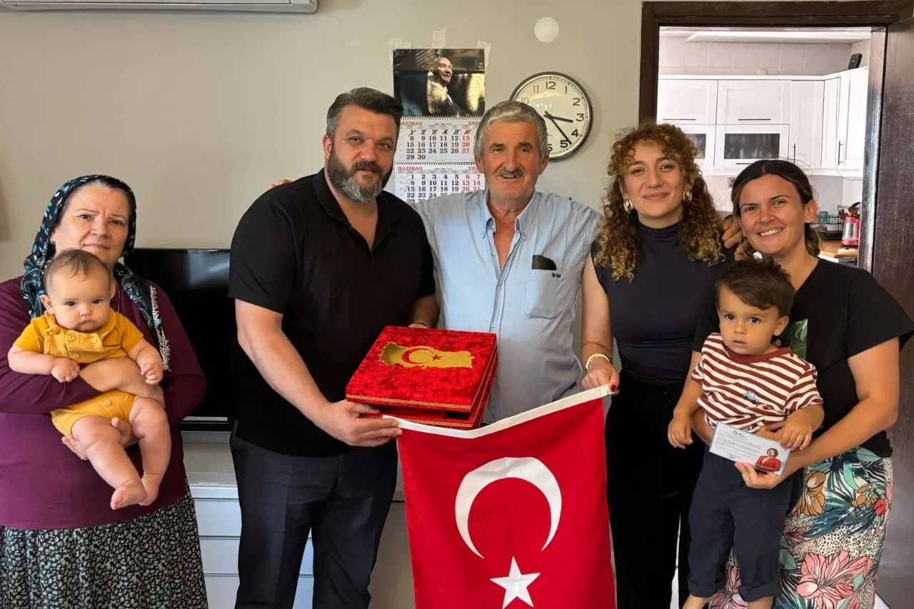 İzmit Belediyesi Kıbrıs Gazilerini Evlerinde Ziyaret Etti
