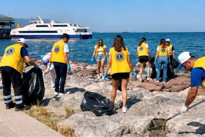 İzmir Körfezi'nde Kıyı Temizliği İçin Güç Birliği: Sporculardan Lions Kulübü'ne Geniş Katılım