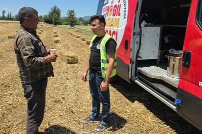 Denizli'de Sıcaklarla Mücadele: Tarlalardaki İşçilere Soğuk Su ve Limonata Desteği