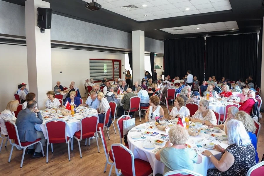 Maltepe'de Huzurevi Sakinleri Babalar Günü'nde Belediye Başkanı ile Buluştu