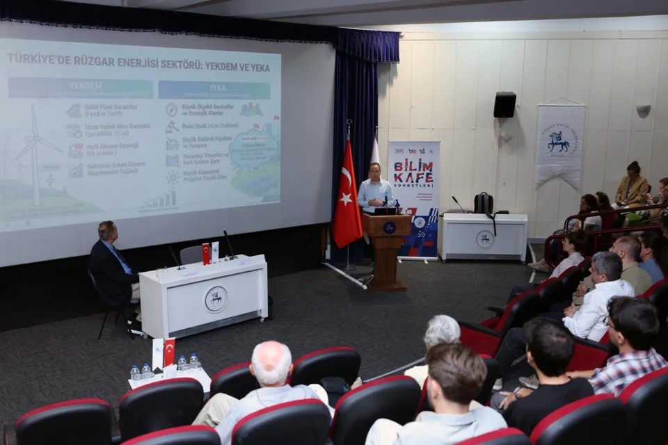 Dokuz Eylül Üniversitesi'nde Alternatif Enerji Konuşuldu: Geleceğin Kariyer Fırsatları Değerlendirildi