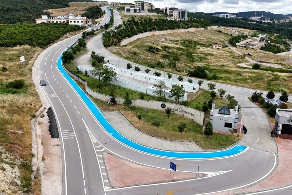 İzmit'te Bisikletliler İçin Güvenli Yol Hattı Oluşturuldu
