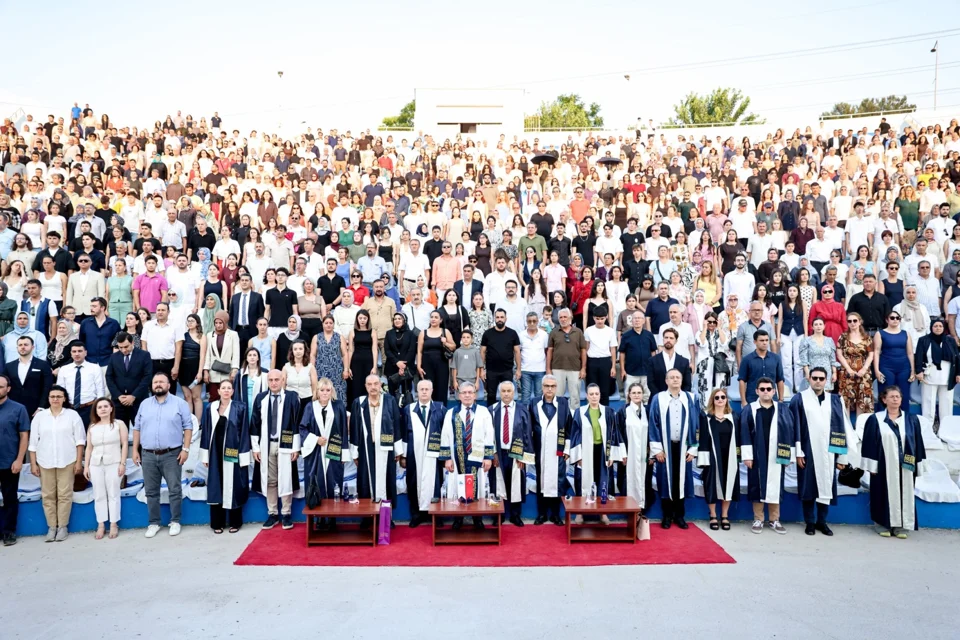 Genç Hukukçular Dokuz Eylül Üniversitesi'nde Yemin Ederek Mezun Oldu