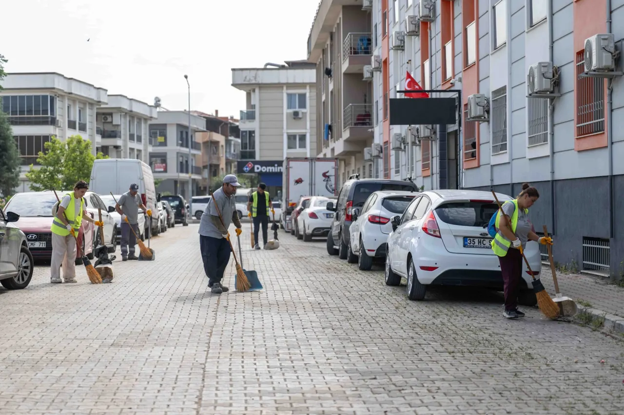 Bornova Belediyesi Mevlana Mahallesi'nde Kapsamlı Temizlik Gerçekleştirdi