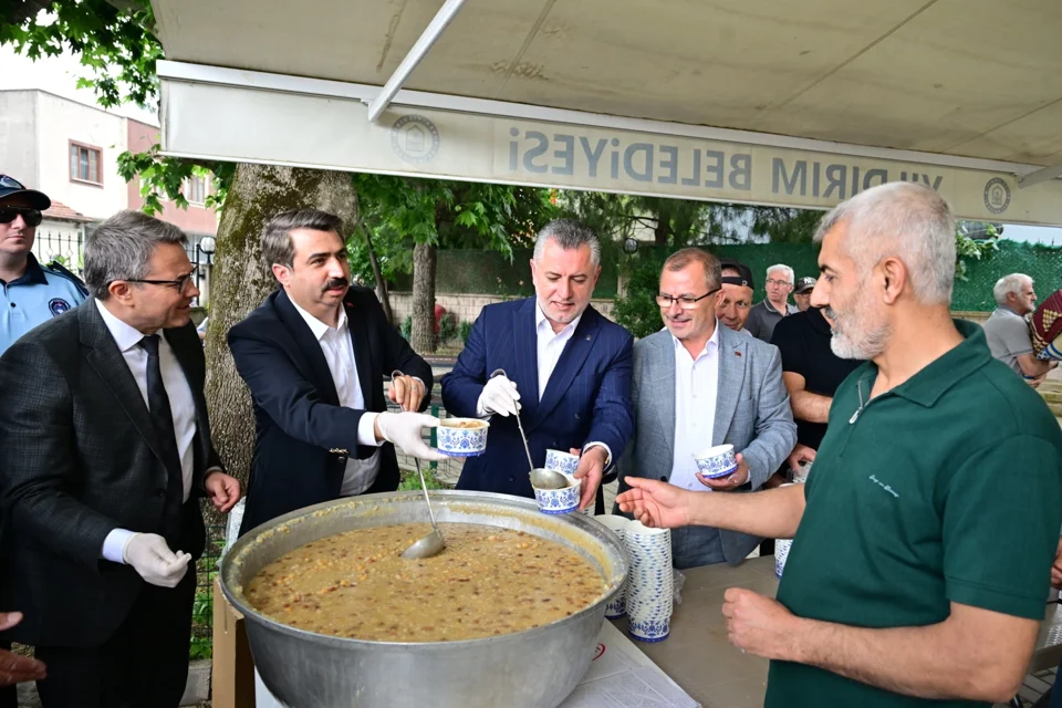 Başkan Yılmaz'dan Samanlı'da Hem Ziyaret Hem Aşure İkramı