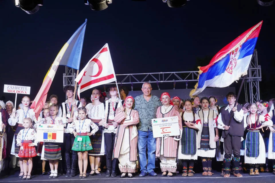 Ayvalık’ta Uluslararası Halk Oyunları Festivali Renk Verdi