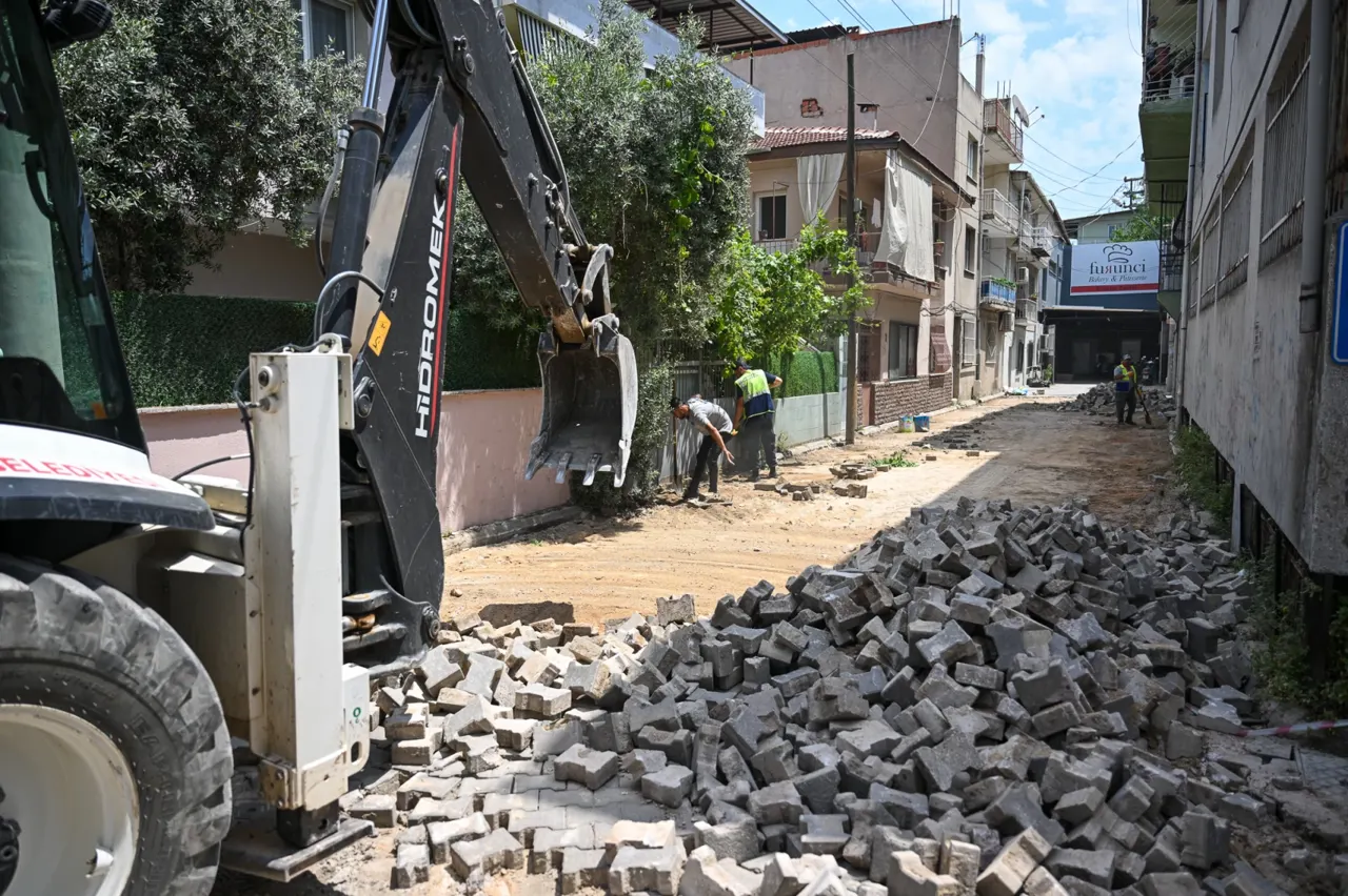 Bornova'da Çamdibi'nin Altyapısı Yenileniyor, Sivrisinekler İçin İlaçlama Yapılıyor
