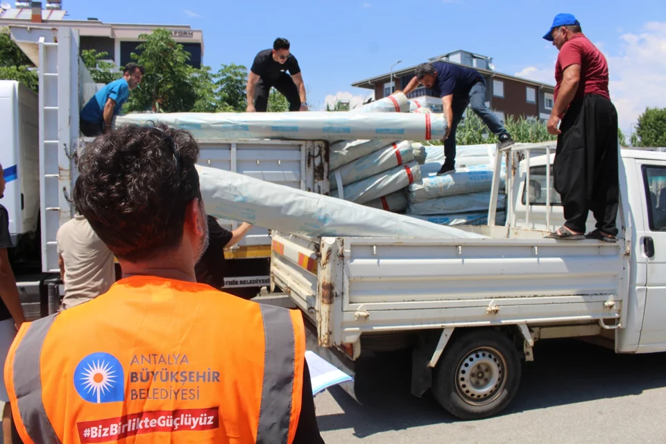 Antalya'da Fırtınadan Zarar Gören Seralara Kapsamlı Naylon Desteği