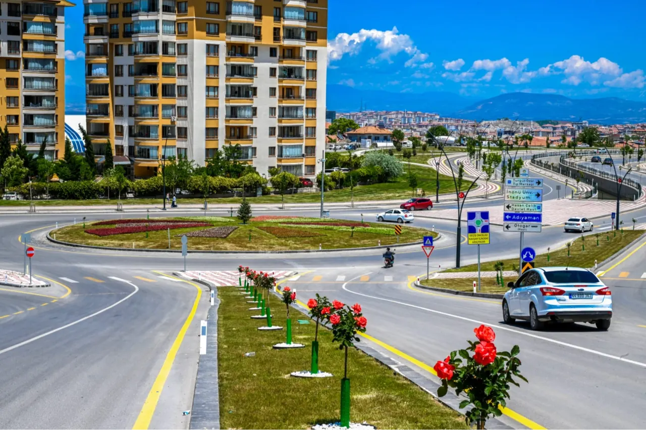Malatya'da Park ve Kavşaklar 831 Bin Çiçekle Renklendi