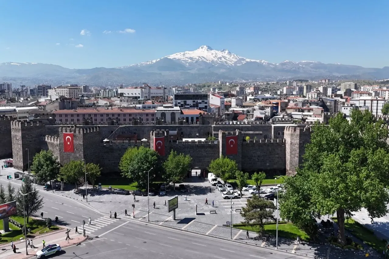 Kayseri Kalesi'nde Yeni Lezzet Durağı: Mülhem Kayseri Mutfağı Açıldı
