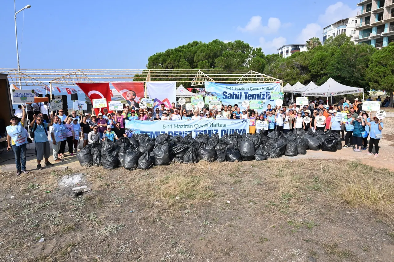 Mersin Sahilleri Çevre Haftası'nda Temizlendi