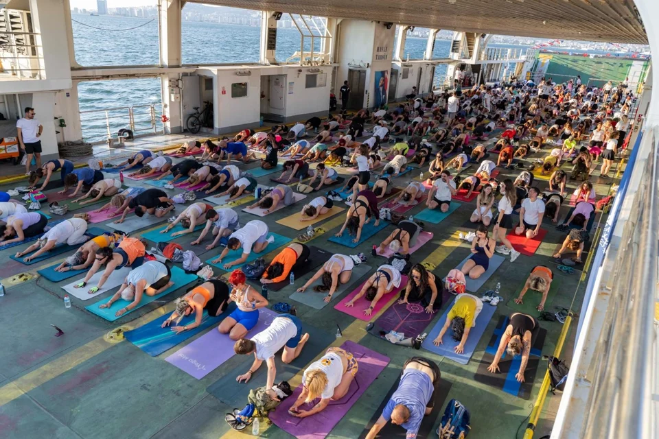 İzmir Körfezi'nde Vapurlu Yoga Festivali: 400 Kişi Gökyüzü ve Denizle Buluştu