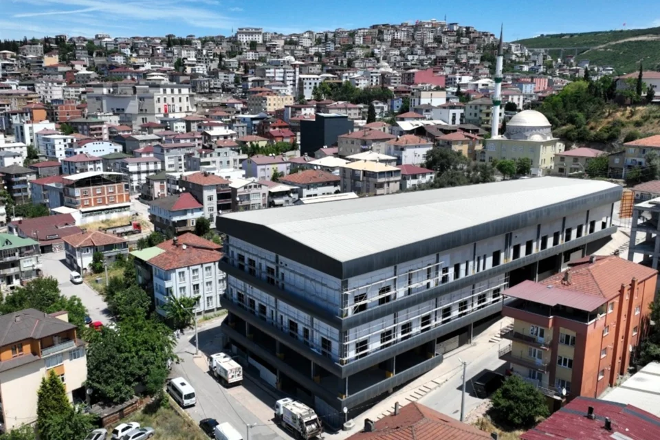 Dilovası'nda Katlı Otopark Dönüşüyor: Yeni Belediye Hizmet Binası İnşa Ediliyor