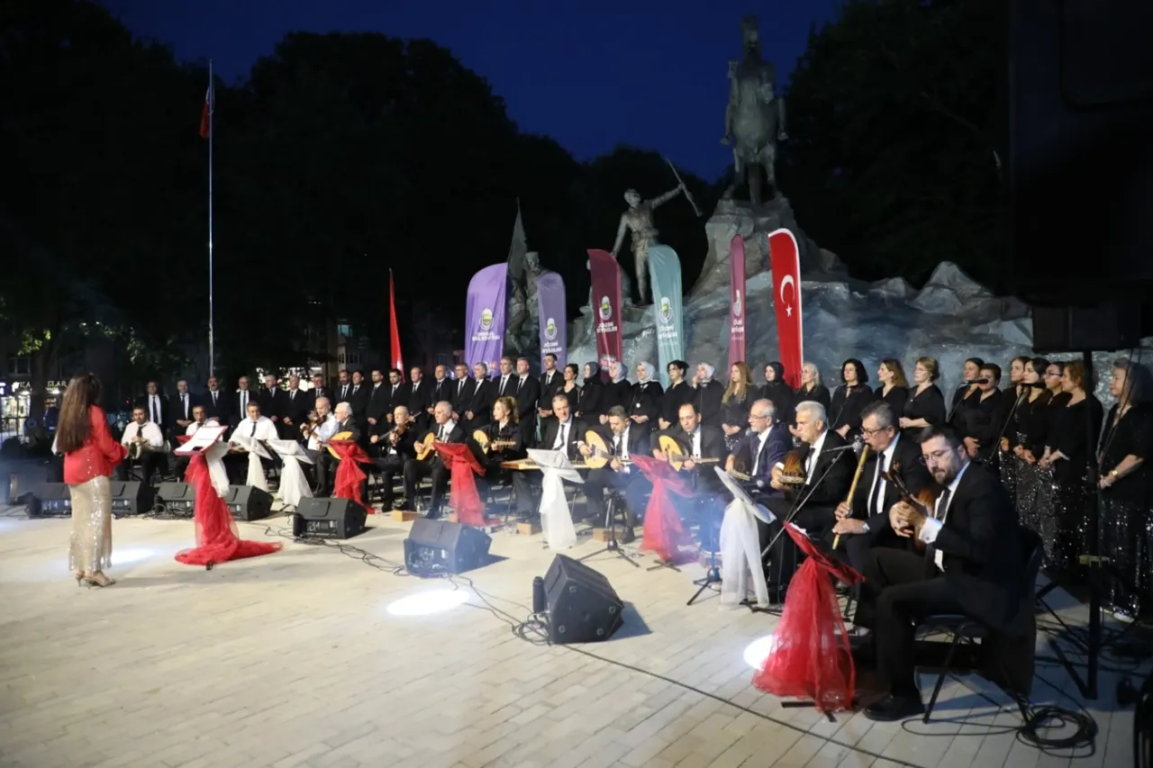 İnegöl'de Türk Sanat Müziği Korosu'ndan Açık Hava Konseri
