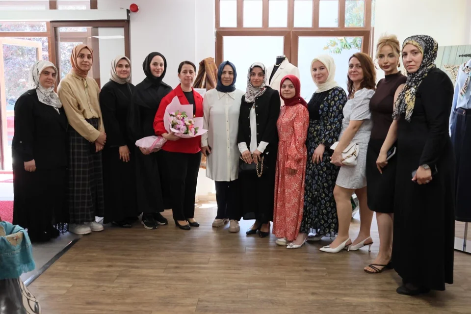 Bursa'da Yıl Sonu Sergisi: Geleneksel Sanatlar ve Giyim Üretimiyle Emeğin İzleri Sergilendi