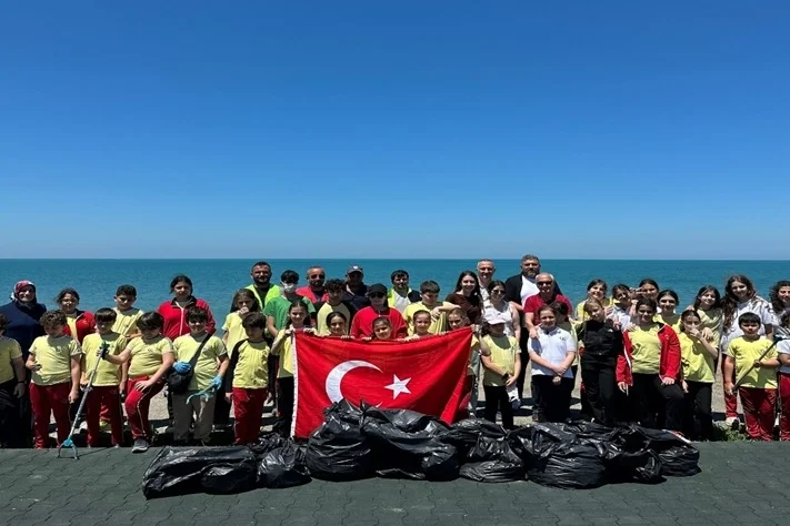 Trabzon Sahili'nde Çevre Temizliği İçin Kapsamlı Katılım