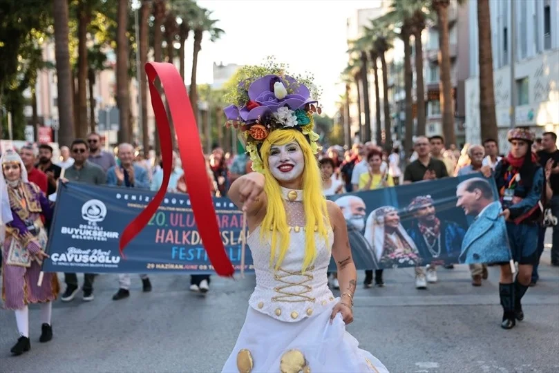 20. Uluslararası Halk Dansları Festivali Denizli'de Kortejle Başladı