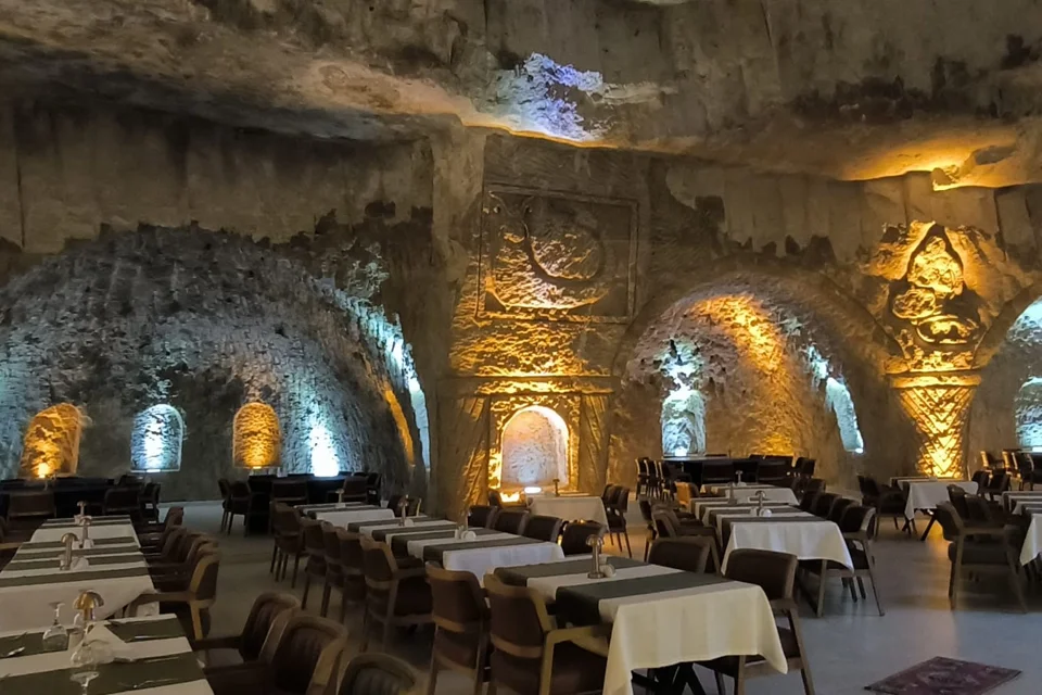 Mardin'de 15 Yıllık Emeğin Meyvesi: Kayalar Delindi, 400 Kişilik Dev Mağara Restoran Açıldı