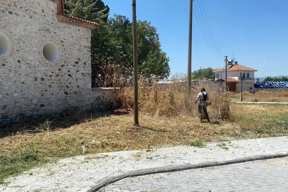 Manisa'da Karacaahmet Türbesi'nde Kapsamlı Bakım ve Temizlik Çalışması