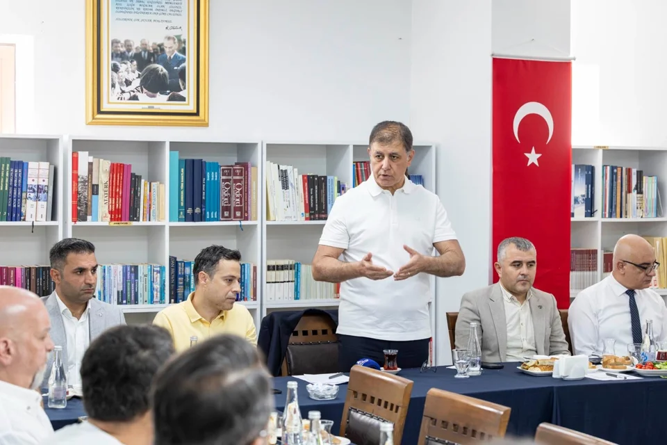 Başkan Tugay Kemeraltı Esnafıyla Buluştu: Otopark Sorunu ve Kentsel Dönüşüm Gündemde