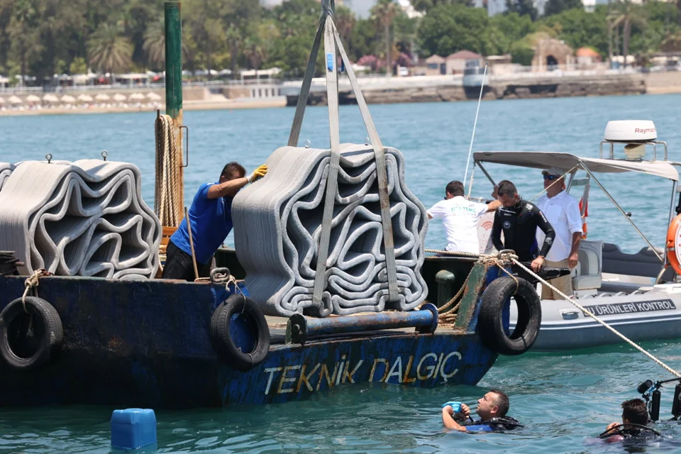 Antalya'da Deniz Yaşamını Zenginleştirmek İçin Yapay Resifler Denize İndirildi