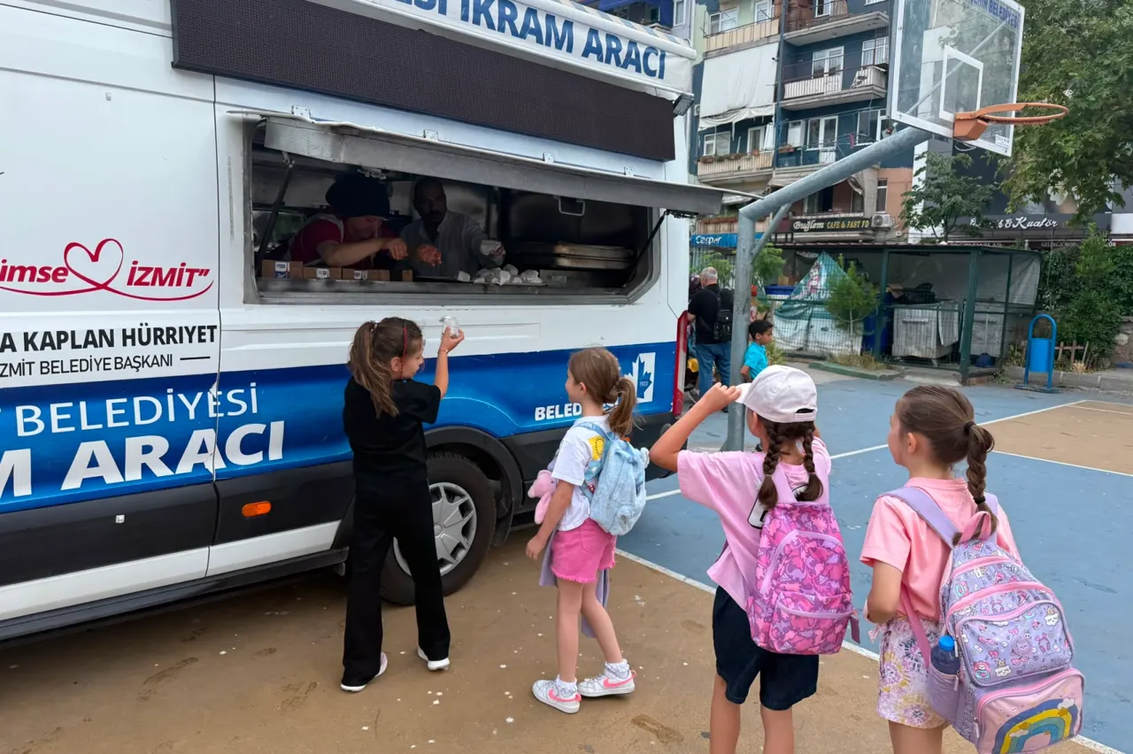 İzmit Belediyesi Öğrencilere Yaz Tatili Öncesi İkramda Bulundu