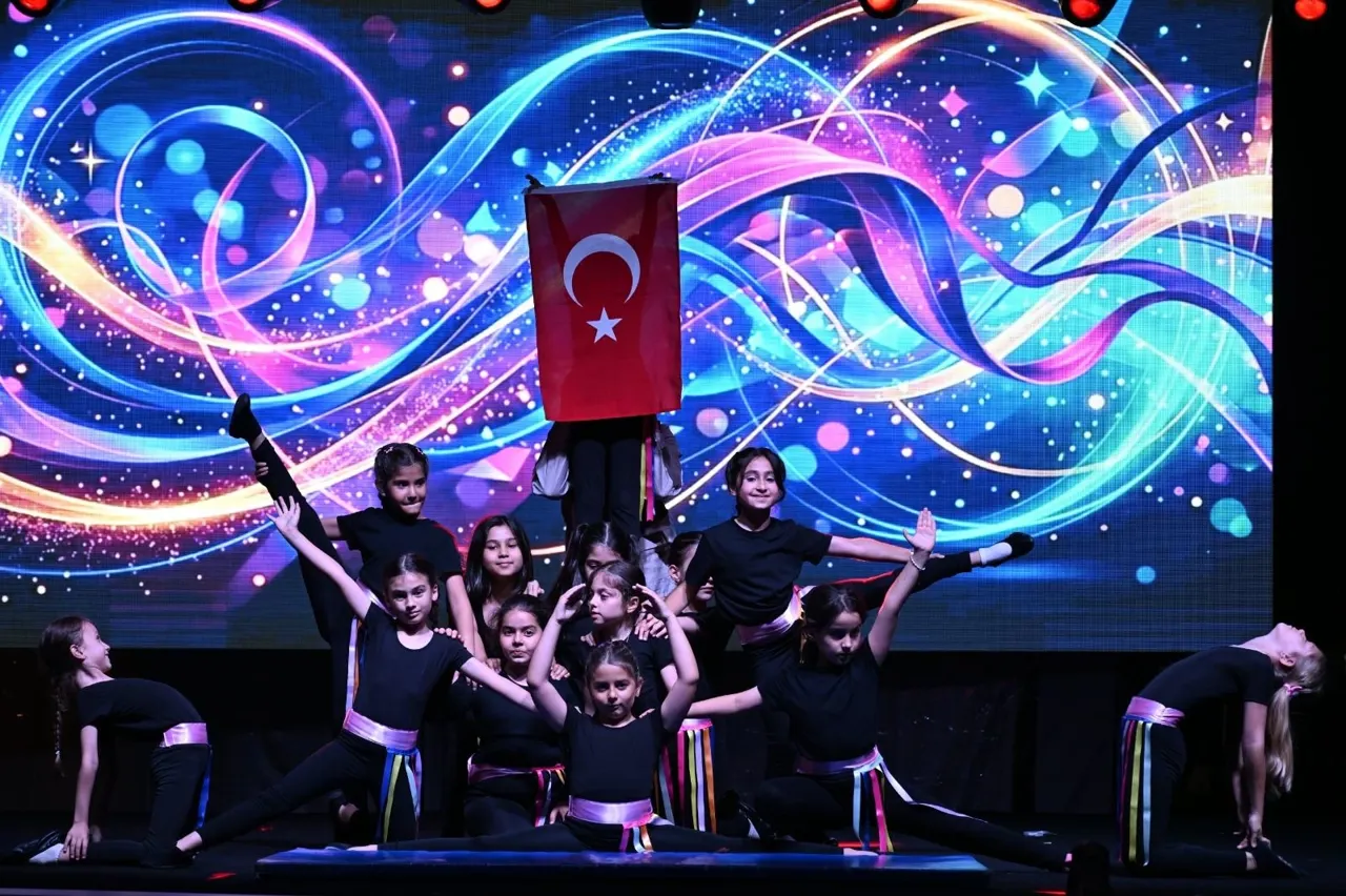 Manisa'da Çocuklar Yıl Sonu Gösterileriyle Yeteneklerini Sergiledi