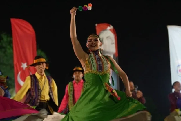Denizli'de 20. Uluslararası Halk Dansları Festivali Coşkusu Sürüyor: Dünya Sahne Alıyor