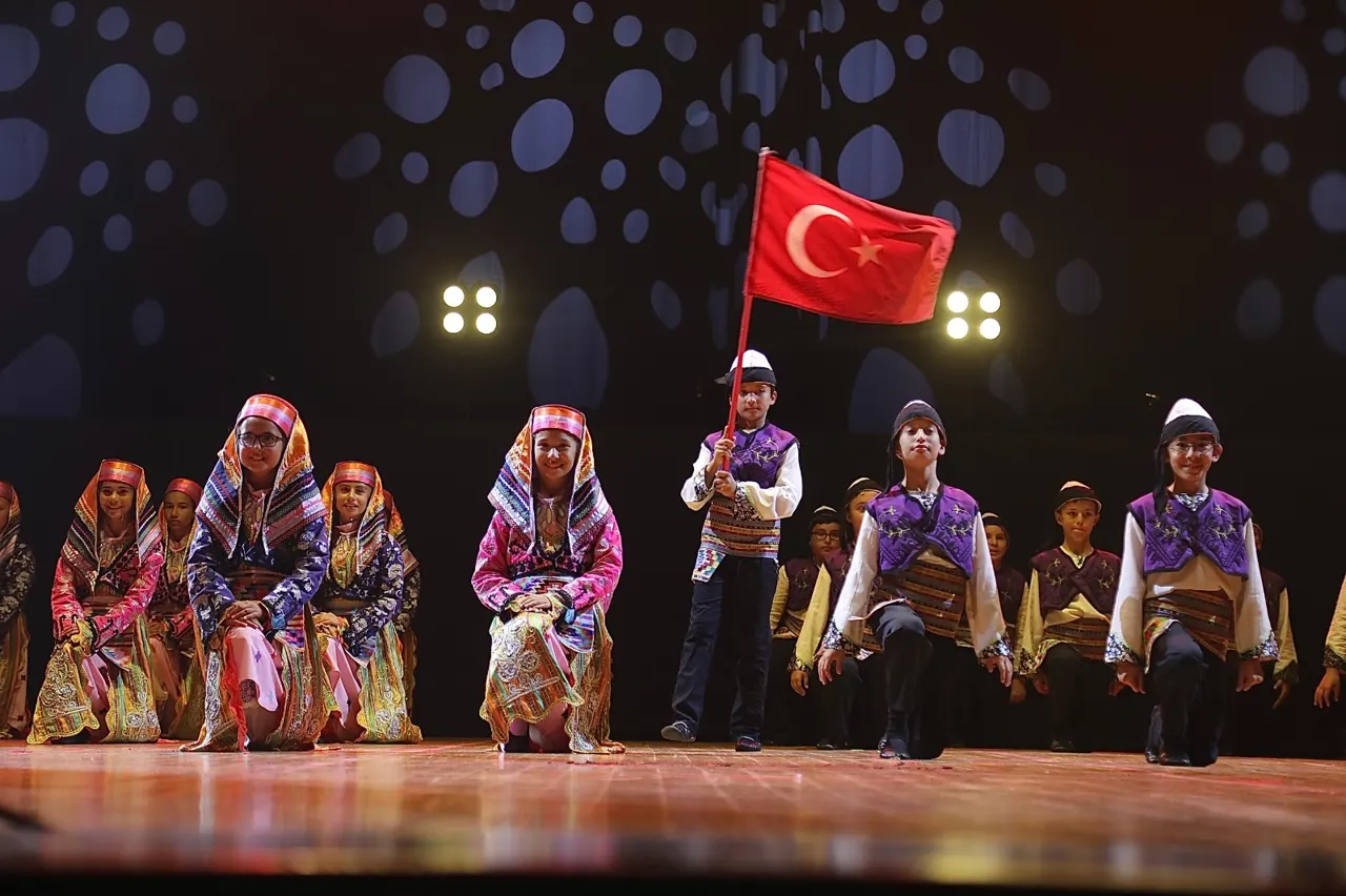 Konya'da Ortaokul Öğrencileri Halk Oyunları Şöleni'nde Buluşuyor