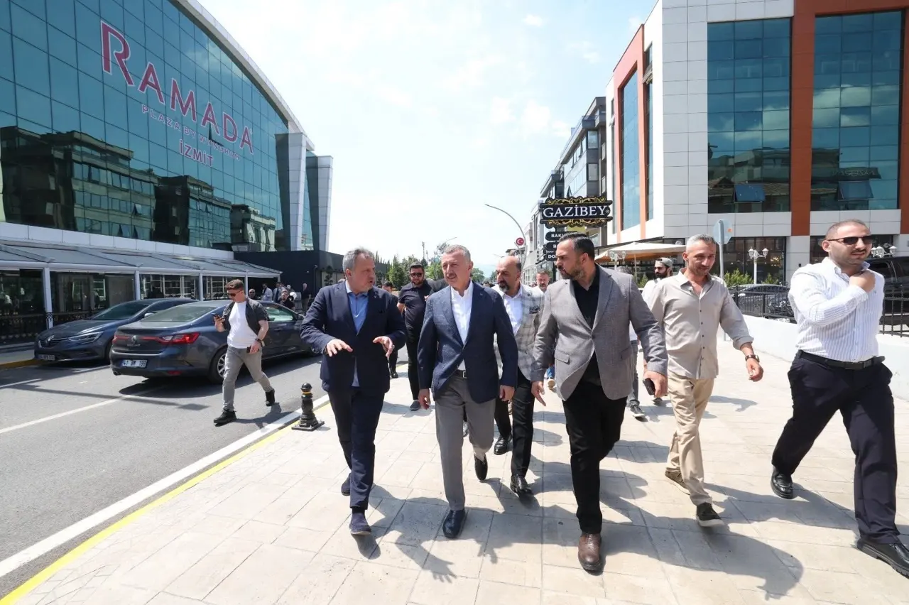 Kocaeli'de Yenilenen Cadde Esnafından Belediye Başkanına Teşekkür