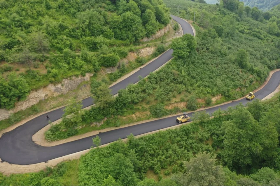 Ordu'da Gürgentepe-Gölköy Bağlantı Yolu Sıcak Asfaltla Buluşuyor