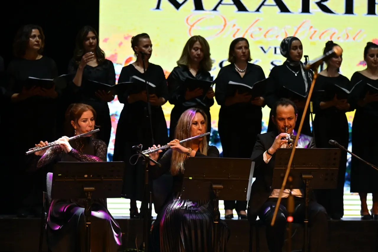 Bursa Maarif Orkestrası ve Korosu, Yıl Sonu Konseriyle Yoğun Alkış Aldı
