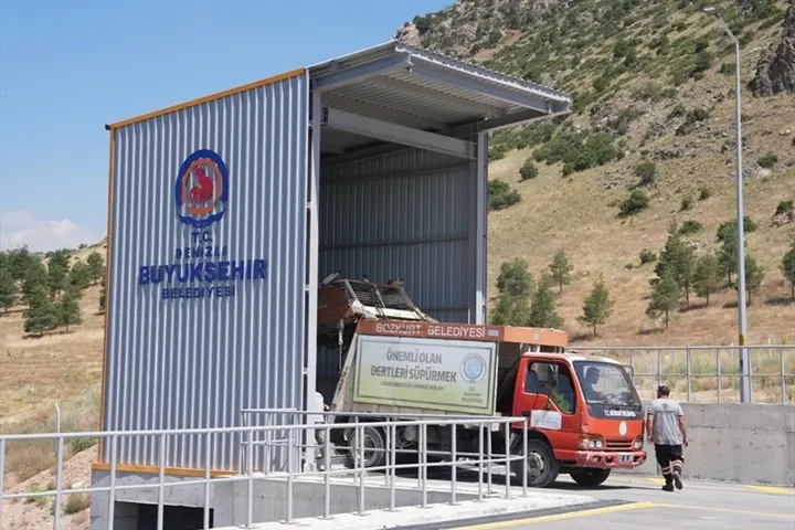 Denizli'de Vahşi Depolamaya Son: Yeni Katı Atık Aktarma İstasyonu Tam Kapasite Çalışıyor
