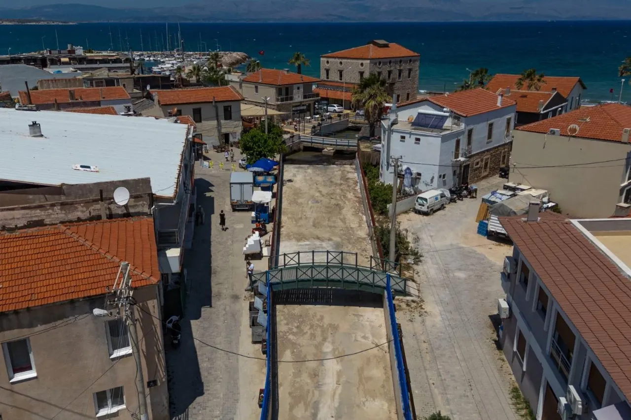 İZSU Yarımada'da Dere Yataklarını Güçlendiriyor: Urla ve Çeşme'ye 7.500 Ton Taş
