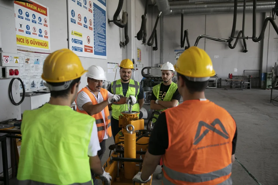 Mersin'de Gençlere Yeni Ufuklar: 'Genç Adım' Projesiyle İstihdam Kapıları Açılıyor