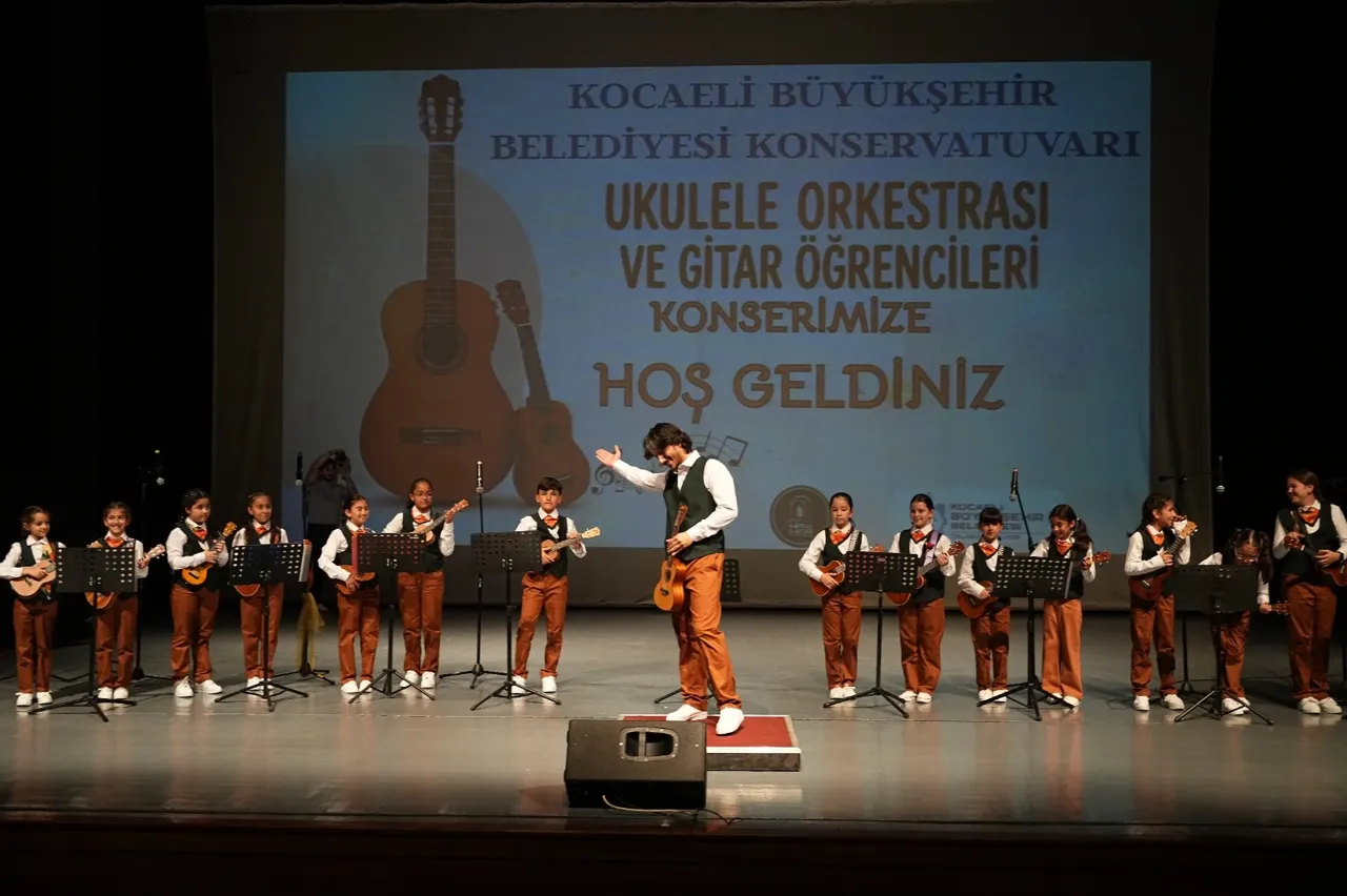 Kocaeli'de Konservatuvar Öğrencilerinden Coşkulu Müzik ve Dans Gösterisi