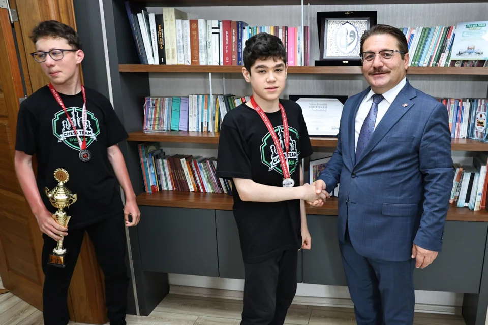 Özel Beşsekiz Ortaokulu Satranç Takımından İl Milli Eğitim'e Ziyaret: Türkiye İkinciliği Gururu