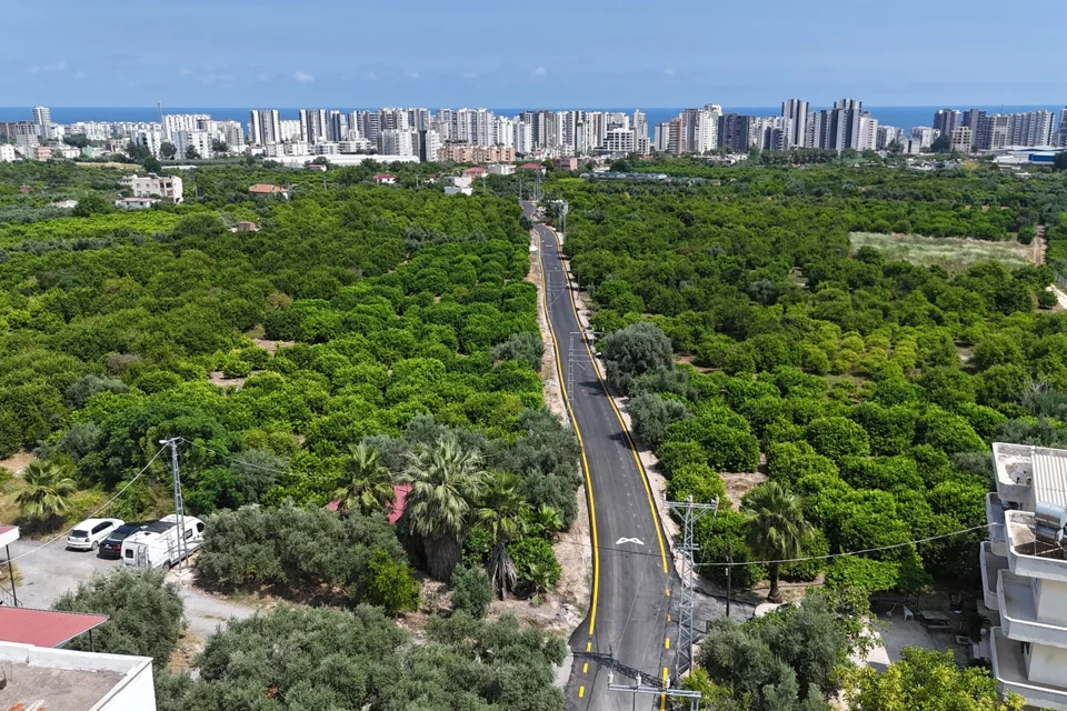 Mersin'de Mezitli ve Toroslar'da 3.5 Kilometre Yola Sıcak Asfalt