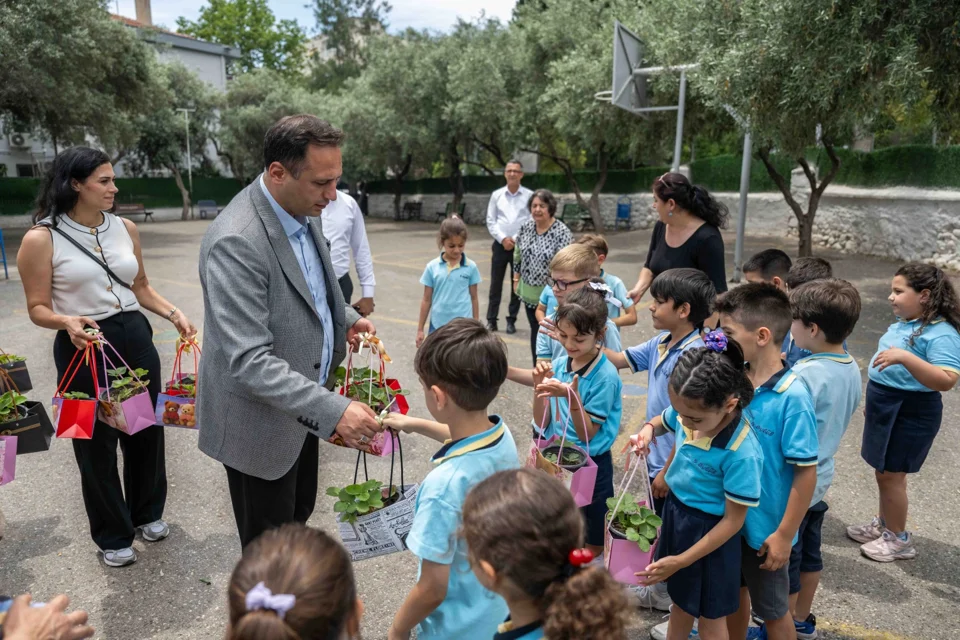 Bornova'da Minik Ellere Çilek Fideleri Dağıtıldı