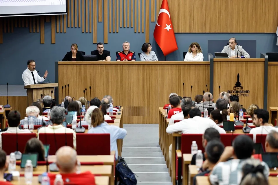 İzmir Afetlere Karşı STK'larla Güçleniyor: Dayanışma Ağı Toplantısı