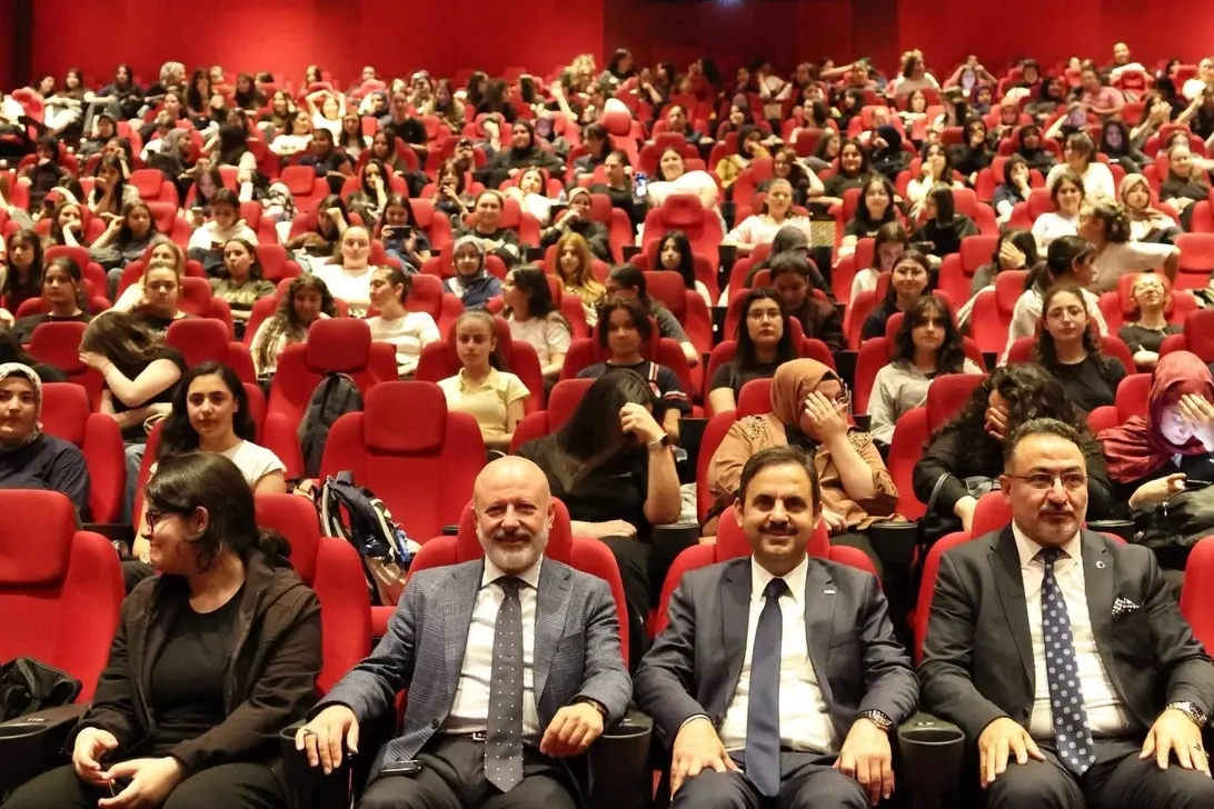 Kocasinan'da 7 Bin Lise Öğrencisi Edebiyat ve Sinema Buluşmasıyla Buluştu