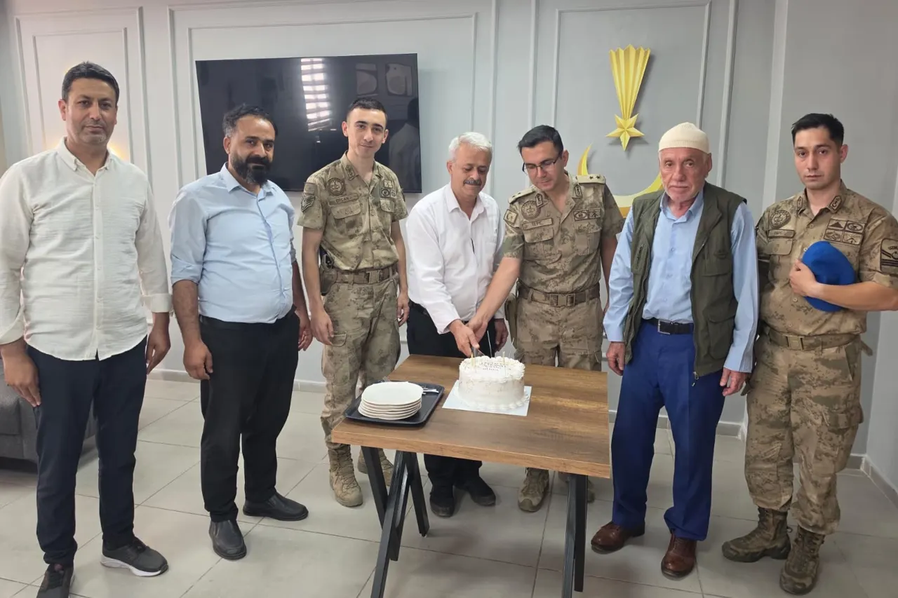 Şehit Ailelerinden Jandarma'ya Duygusal Ziyaret: Pasta Keserek Yıl Dönümünü Kutladılar