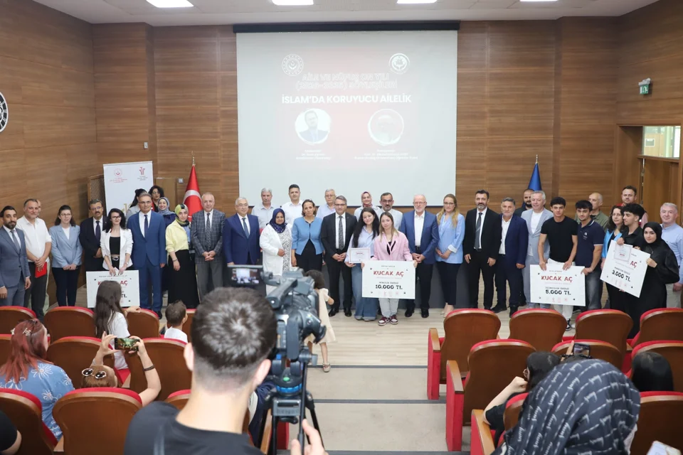Bursalı Liseliler Koruyucu Aile İçin Kamera Karşısına Geçti: Kısa Film Yarışması Ödülleri Sahiplerini Buldu